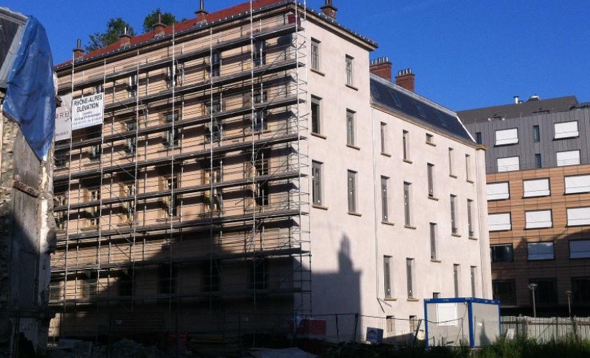 Extérieur du bâtiment pendant travaux 