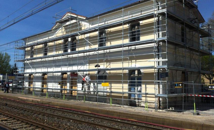 Extérieur de la gare pendant travaux