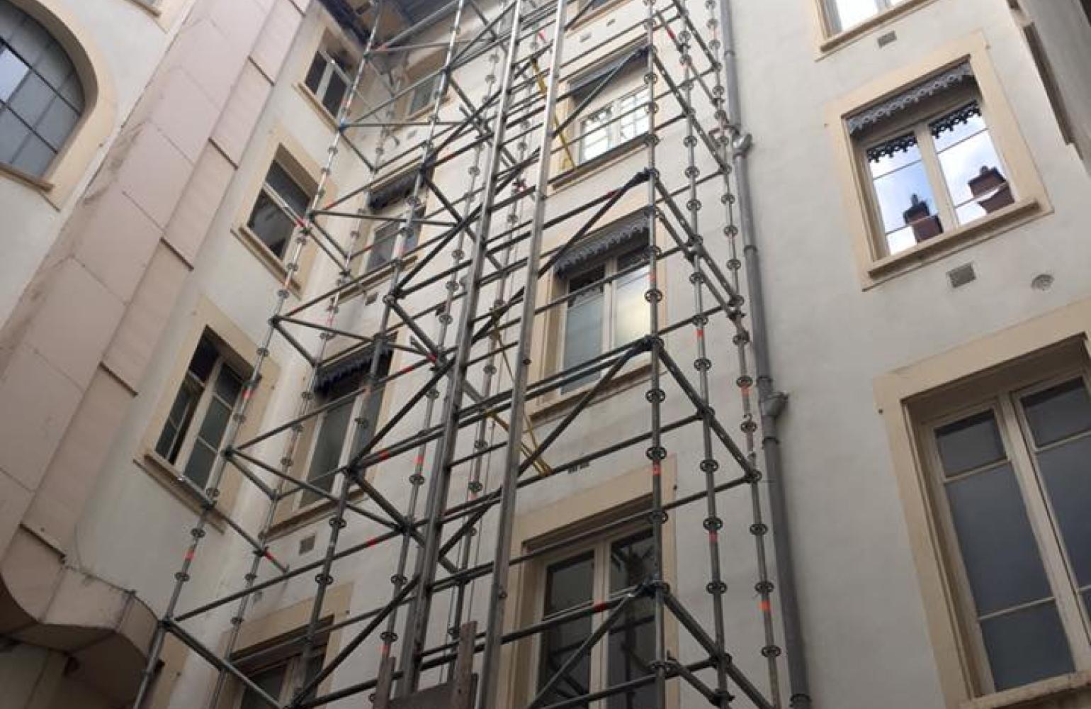 Extérieur de l'agence pendant rénovation