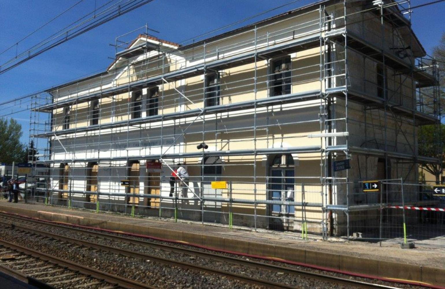 Extérieur de la gare pendant travaux