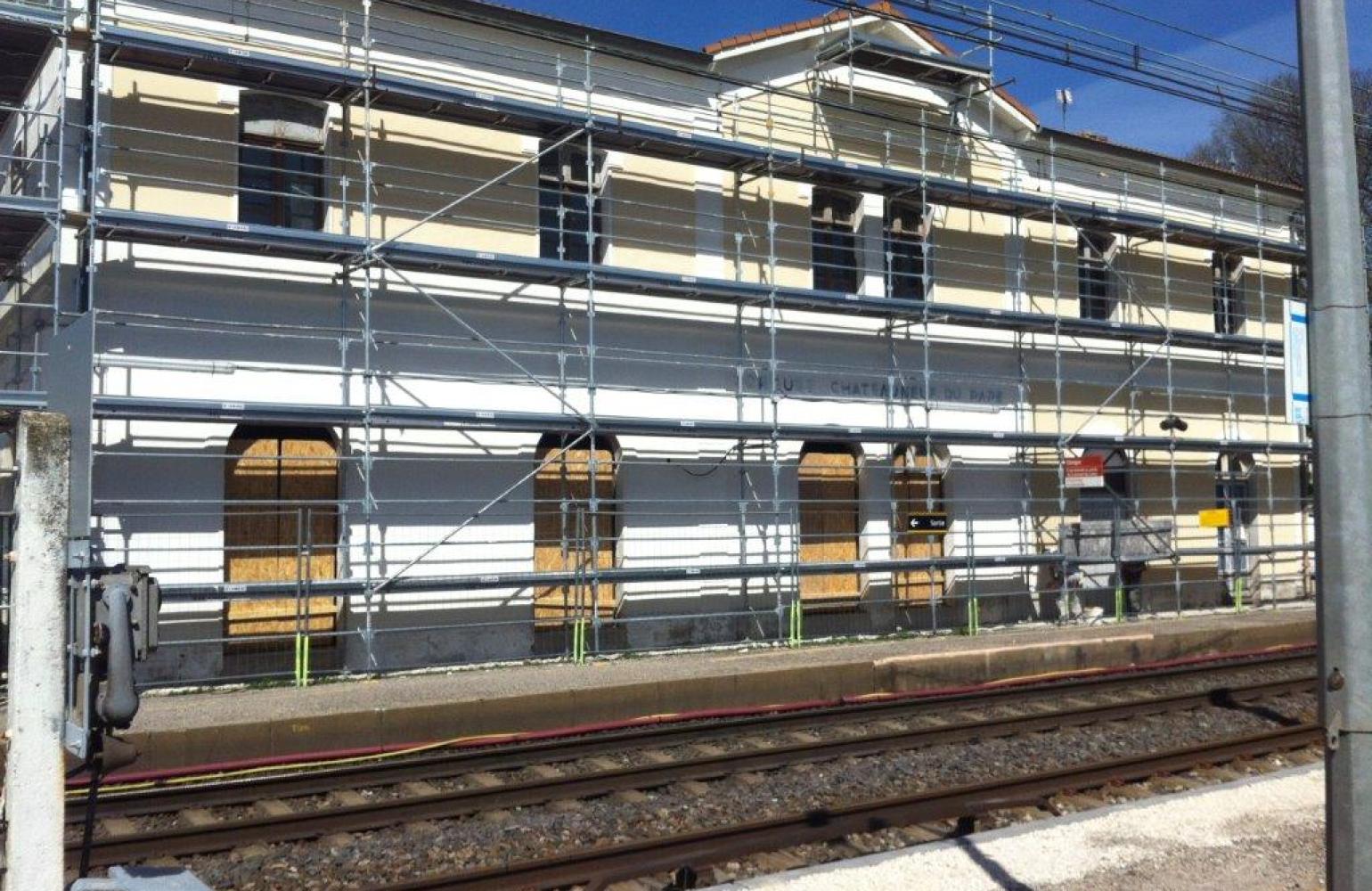 Extérieur de la gare pendant travaux